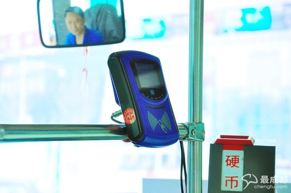 公交IC卡刷卡机实物图 公交IC卡刷卡机实物图