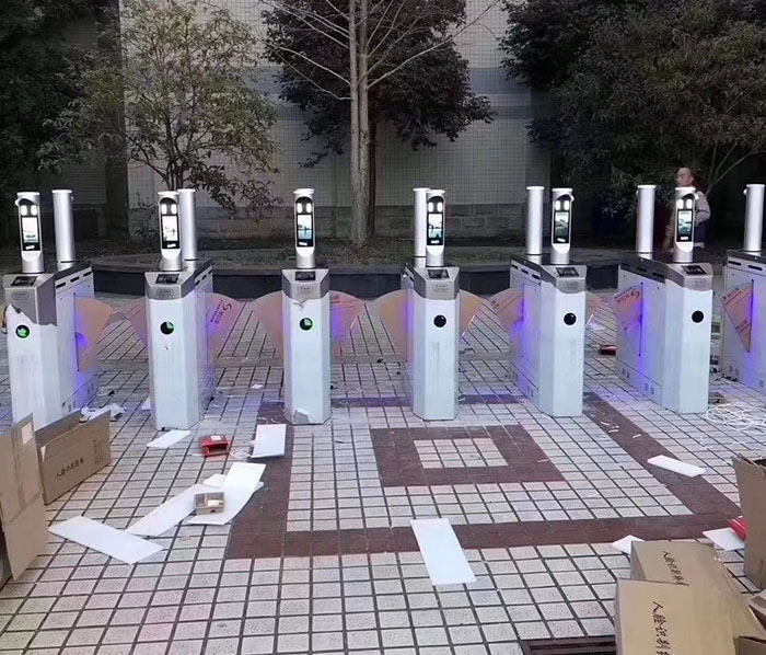 校园人脸识别测温道闸系统